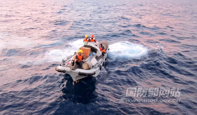 Quân Trung Quốc dùng xuồng nhỏ vận chuyển thiết bị vào các bãi đá Quân Trung Quốc dùng xuồng nhỏ vận chuyển thiết bị vào các bãi đá