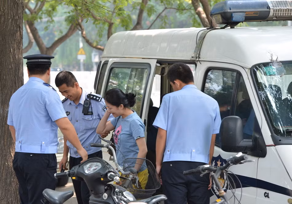 Hôm trước chặn xe Đại sứ Nhật Bản, bẻ cờ, hôm sau ném "dị vật" vào Đại sứ quán Hôm trước chặn xe Đại sứ Nhật Bản, bẻ cờ, hôm sau ném "dị vật" vào Đại sứ quán