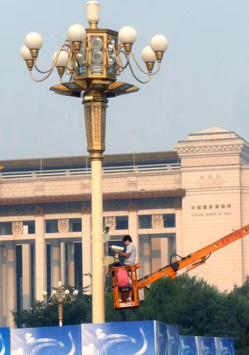 Sơn sửa cột đèn lớn trước quảng trường