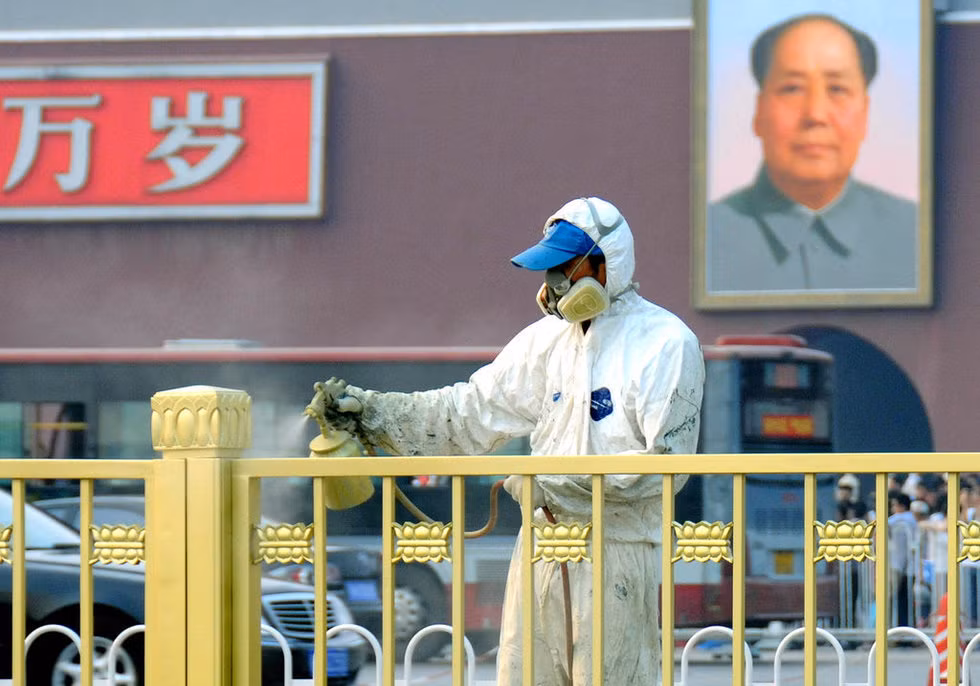 Sơn lại hàng rào trước quảng trường Thiên An Môn