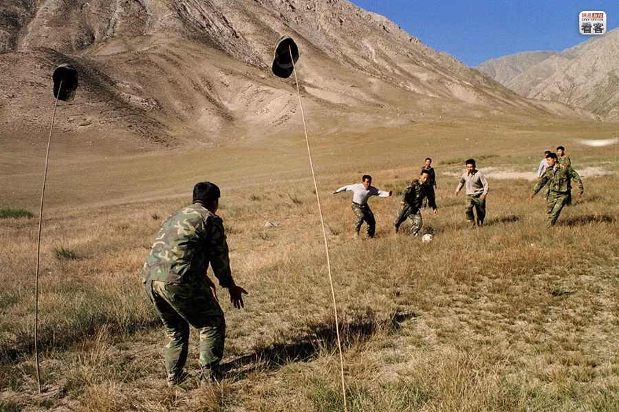 Quân lính Trung Quốc đào vàng trong giờ thể thao Quân lính Trung Quốc đào vàng trong giờ thể thao
