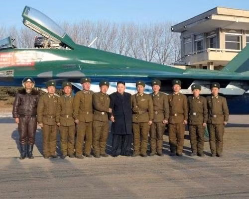 Ông Kim Jong-un thị sát đoàn phòng không - không quân 1017 ngày 30/1 vừa qua (ảnh tư liệu)