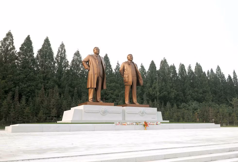 Tượng cố Chủ tịch Kim Nhật Thành (trái), cố Chủ tịch Kim Jong-il Tượng cố Chủ tịch Kim Nhật Thành (trái), cố Chủ tịch Kim Jong-il