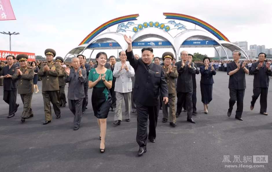 Ông Kim Jong-un và phu nhân xuất hiện ngày càng nhiều trước công chúng Ông Kim Jong-un và phu nhân xuất hiện ngày càng nhiều trước công chúng