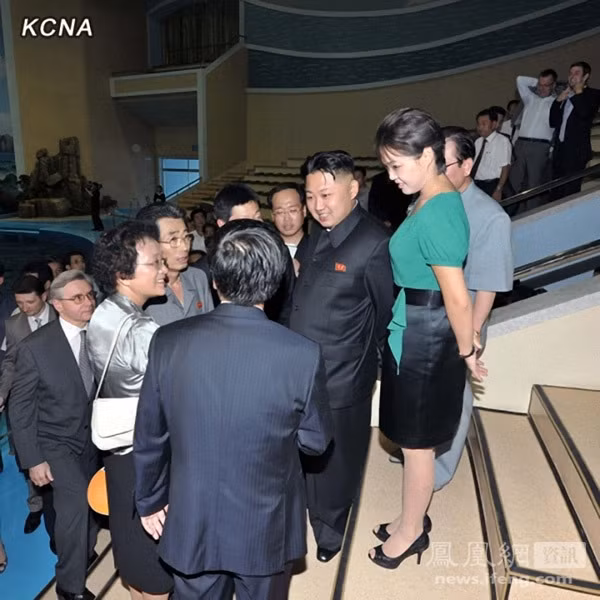 Đệ nhất phu nhân Bắc Triều Tiên xuất hiện trên báo chí đã và đang làm thay đổi ít nhiều hình ảnh về Bắc Triều Tiên Đệ nhất phu nhân Bắc Triều Tiên xuất hiện trên báo chí đã và đang làm thay đổi ít nhiều hình ảnh về Bắc Triều Tiên