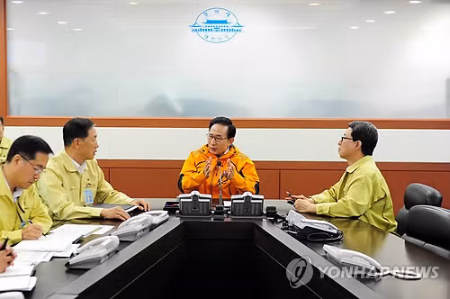 Tổng thống Hàn Quốc Lee Myung-bak chỉ đạo chống bão Tổng thống Hàn Quốc Lee Myung-bak chỉ đạo chống bão