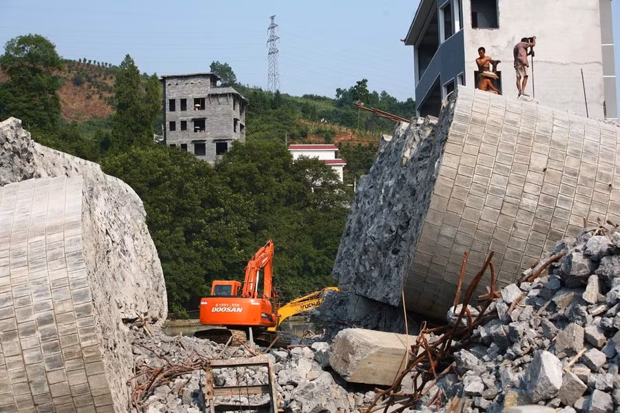 Cầu Khê Đà ở Phượng Hoàng, Hồ Nam sập ngày 14/8/2007