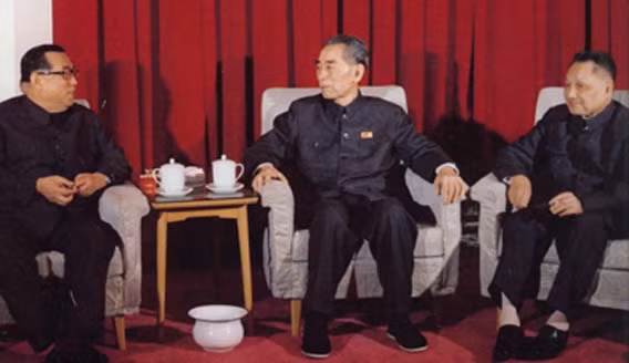 Chu Ân Lai (giữa) và Đặng Tiểu Bình (phải) chỉ đạo quân Trung Quốc đánh chiếm Hoàng Sa năm 1974