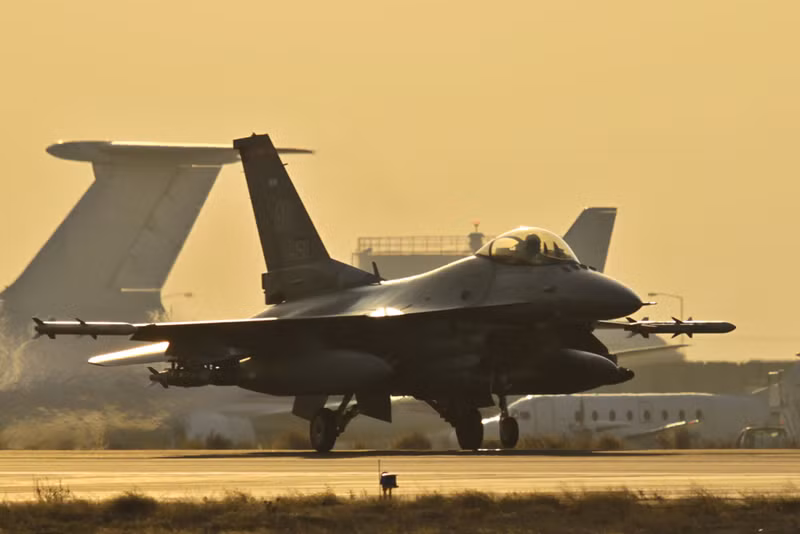 Chiếc F-16C Fighting Falcon từ phi đội chiến đấu số 177 hoạt động ở Afghanistan ngày 21/12. Chiếc F-16C Fighting Falcon từ phi đội chiến đấu số 177 hoạt động ở Afghanistan ngày 21/12.