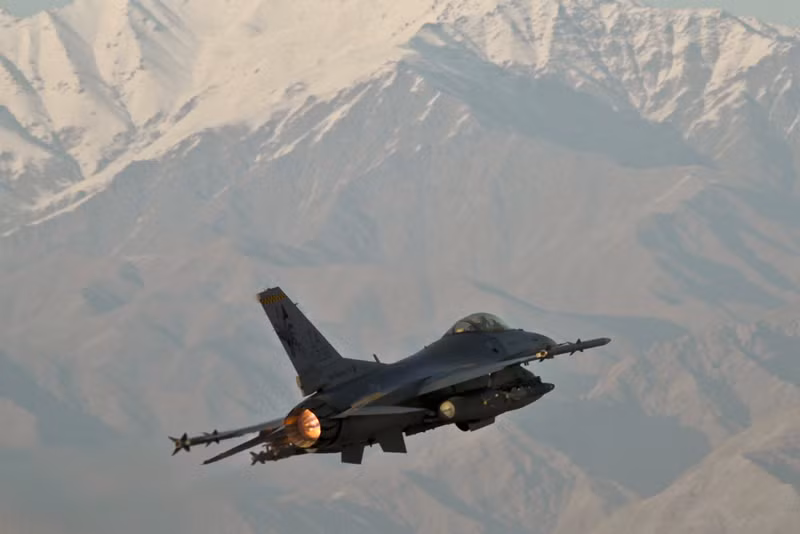 F-16C Fighting Falcon từ phi đội chiến đấu số 132 hoạt động ở Afghanistan ngày 21/12. F-16C Fighting Falcon từ phi đội chiến đấu số 132 hoạt động ở Afghanistan ngày 21/12.