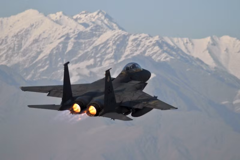 Một máy bay F-15E Strike Eagle thuộc phi đội chiến đấu số 335 cất cánh từ căn cứ Bagram, Afghanistan, ngày 21/12/. Một máy bay F-15E Strike Eagle thuộc phi đội chiến đấu số 335 cất cánh từ căn cứ Bagram, Afghanistan, ngày 21/12/.