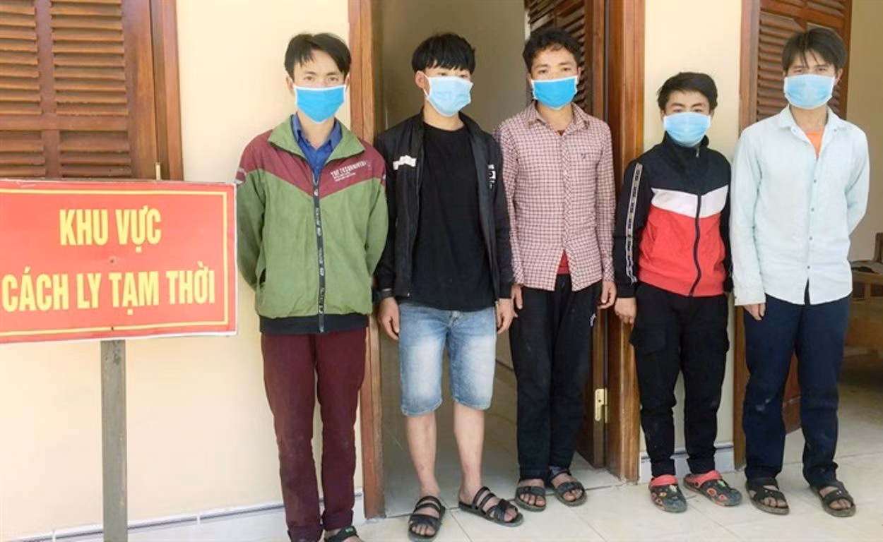Các đối tượng nhập cảnh trái phép vào Việt Nam bị phát hiện, bắt giữ. Ảnh: HA Các đối tượng nhập cảnh trái phép vào Việt Nam bị phát hiện, bắt giữ. Ảnh: HA