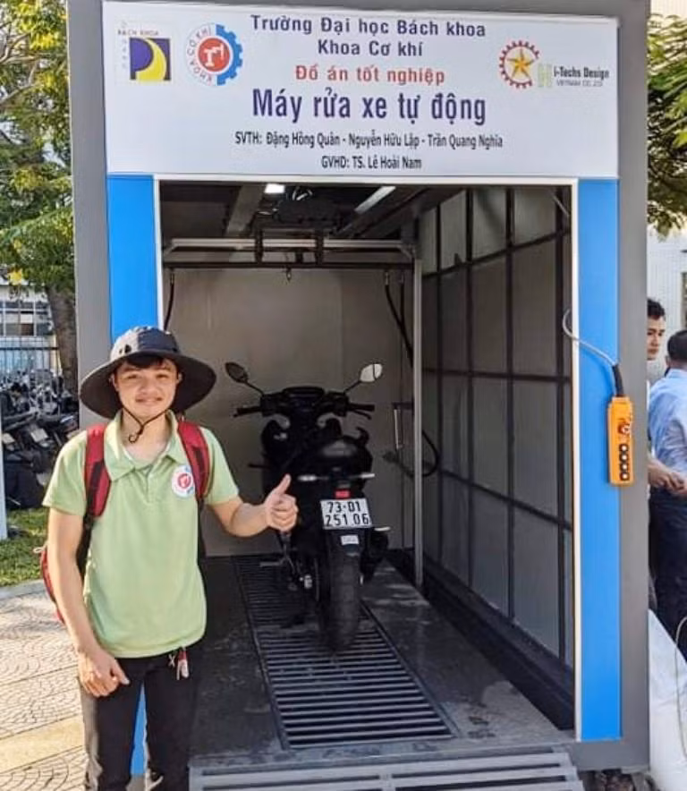 Đặng Hồng Quân bên cạnh sản phẩm của mình. Ảnh: TA Đặng Hồng Quân bên cạnh sản phẩm của mình. Ảnh: TA