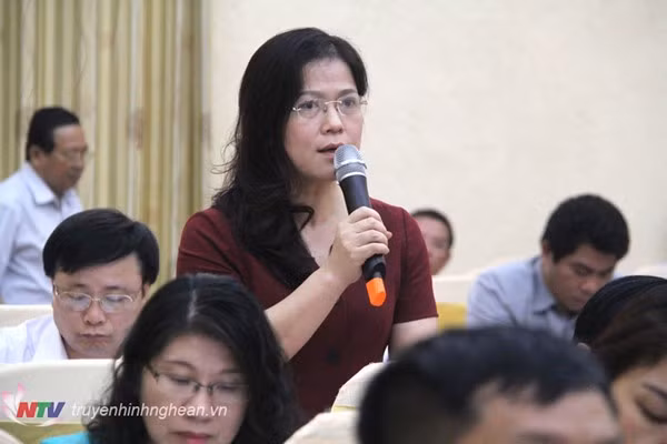 Bà Nguyễn Thị Kim Chi, Giám đốc Sở Giáo dục và Đào tạo Nghệ An phát biểu trong một phiên họp, ảnh: Đài Truyền hình Nghệ An.