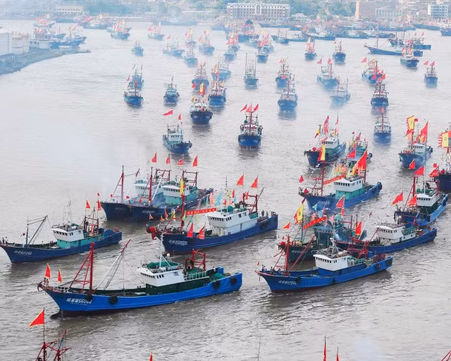 "Hạm đội" tàu cá Trung Quốc có thể làm mưa làm gió ở Biển Đông và nhiều vùng biển của các quốc gia khác do chính sách hỗ trợ từ chính phủ, cả về vật chất lẫn quân sự. Ảnh minh họa: internet. "Hạm đội" tàu cá Trung Quốc có thể làm mưa làm gió ở Biển Đông và nhiều vùng biển của các quốc gia khác do chính sách hỗ trợ từ chính phủ, cả về vật chất lẫn quân sự. Ảnh minh họa: internet.