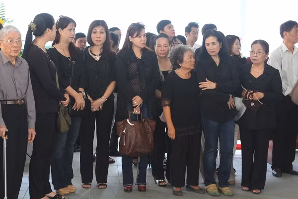 Đông đảo người thân và bạn bè đến tiễn biệt nhà văn tại trụ sở Liên hiệp các Hội Văn học nghệ thuật TP.HCM. Đông đảo người thân và bạn bè đến tiễn biệt nhà văn tại trụ sở Liên hiệp các Hội Văn học nghệ thuật TP.HCM.