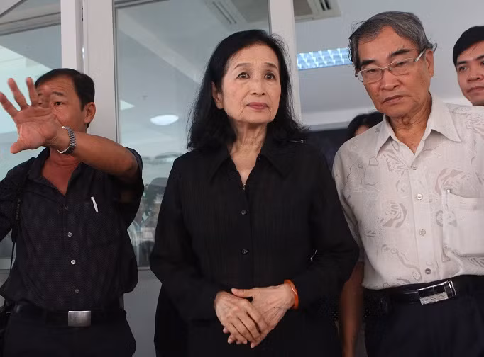 NSND Trà Giang nổi danh với vai diễn Chị Tư Hậu, một bộ phim dựa trên bút ký Một chuyện chép ở bệnh viện của nhà văn Anh Đức làm kịch bản, nghẹn ngào trong giờ phút đưa tiễn Nhà văn Anh Đức. NSND Trà Giang nổi danh với vai diễn Chị Tư Hậu, một bộ phim dựa trên bút ký Một chuyện chép ở bệnh viện của nhà văn Anh Đức làm kịch bản, nghẹn ngào trong giờ phút đưa tiễn Nhà văn Anh Đức.