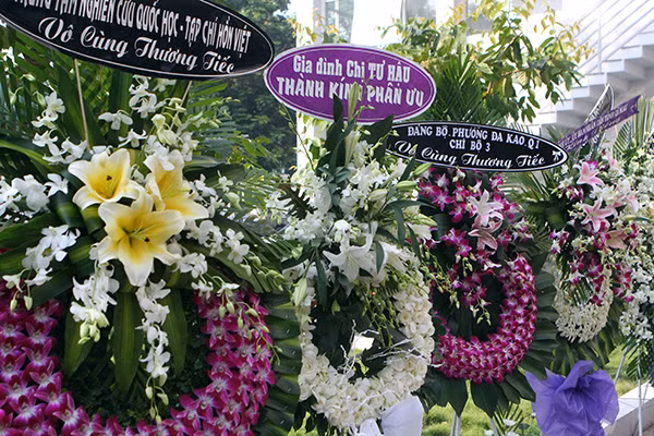 Những vòng hoa đưa tiễn của cá cá nhân, đoàn thể... đặc biệt là vòng hoa của gia đình "Chị Tư Hậu" Những vòng hoa đưa tiễn của cá cá nhân, đoàn thể... đặc biệt là vòng hoa của gia đình "Chị Tư Hậu"