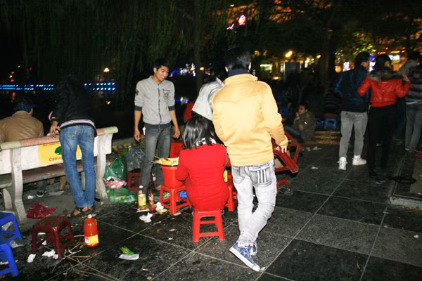 Sát đền Ngọc Sơn bất ngờ "mọc" lên rất nhiều quán nhậu