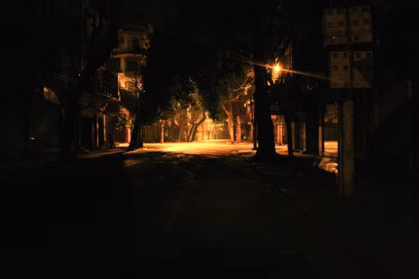 Cả con phố không một bóng người