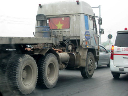 Treo cả cờ tổ quốc vào buồng lái