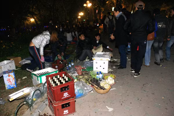Người đi chơi Noel có "cầu" thì ngay lập tức những người bán có "cung" ngay tại chỗ bên Hồ Gươm