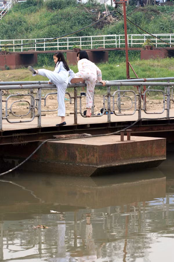 Nhiều em bé trèo ra những chiếc tàu cũ để chơi như thế này. Liệu điều gì sẽ xảy ra nếu các em xảy chân xuống nước giữa trời lạnh giá ?