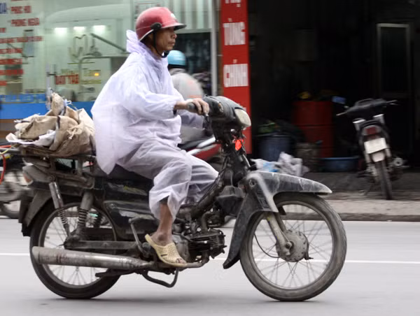 Dù trời không mưa, nhiều người lao động vẫn mặc áo mưa để chống lại cái lạnh