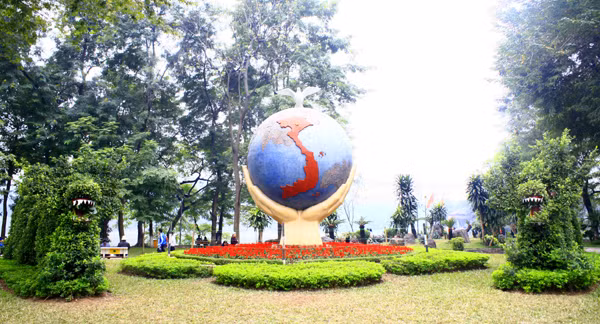 Biểu tượng hòa bình và hai con rồng được uốn rất kì công canh hai bên Biểu tượng hòa bình và hai con rồng được uốn rất kì công canh hai bên