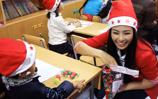 Chia quà cho các em nhỏ