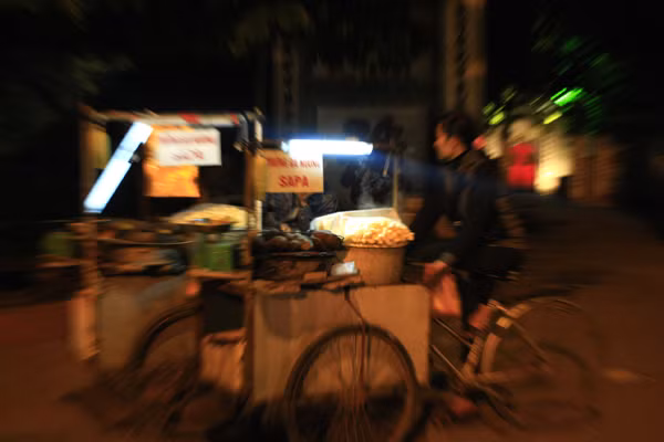 Những gánh hàng mưu sinh vẫn đỏ đèn bán cho những khách ăn đêm