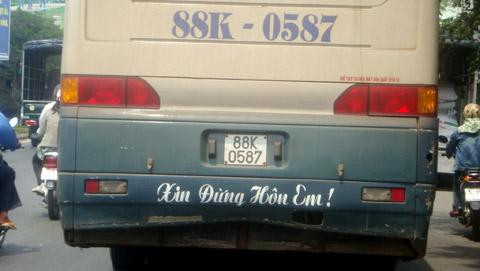 Cầu xin đừng "hôn" em anh nhé !