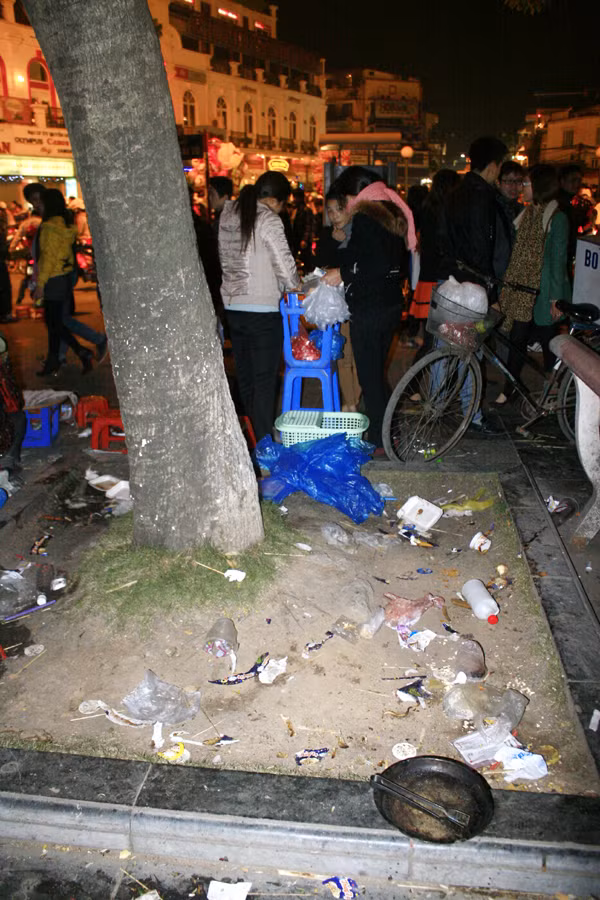 "Đồ nghề" của cánh hàng rong và các quán cóc mọc lên trong đêm Noel khiến cây xanh "ngạt thở"