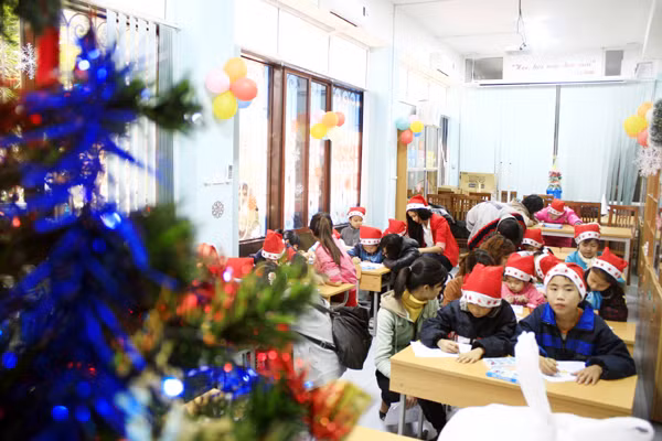 Lớp học Hy Vọng rộn rã tiếng cười nói khi có thêm sự xuất hiện của hoa hậu Ngọc Hân