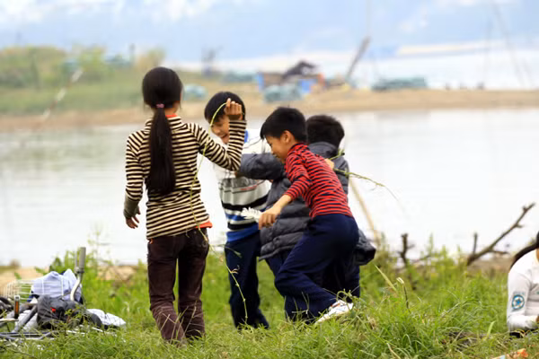 Bãi cỏ bẩn thỉu ở bãi giữa là "điểm hẹn" quen thuộc của trẻ em ven sông Hồng