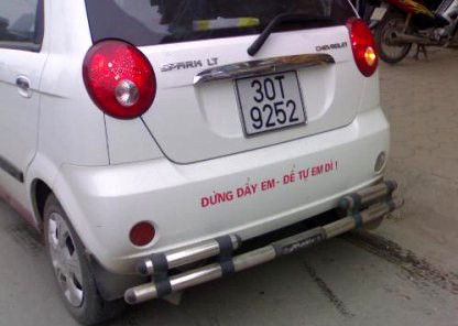 Chiếc ô tô này hẳn rất hay bị húc