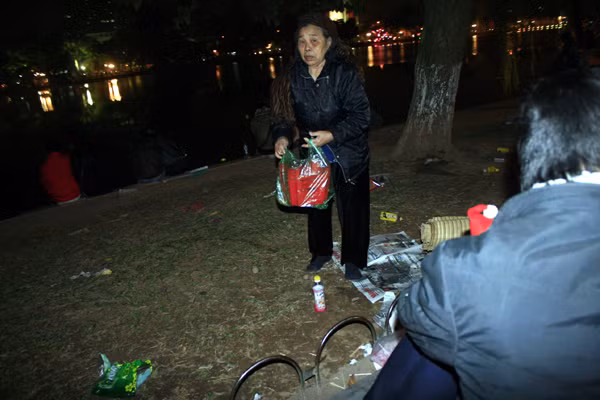 Các loại rác rến mặc dù được các chủ quán thu dọn nhưng không ăn thua sau khi các "thượng đế" đứng dậy khỏi các bãi cỏ đã bị dày nát