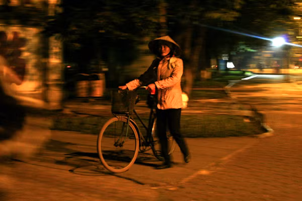 Đâu đó là những tiếng rao của những người bán hàng rong muộn