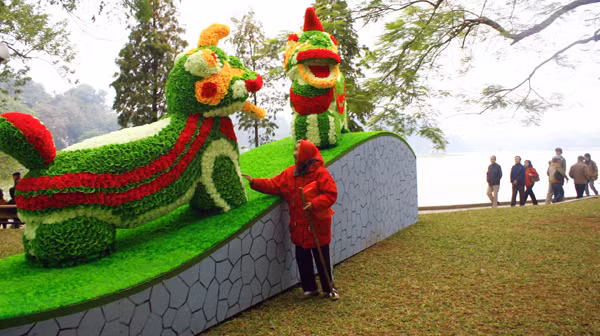 Tuy nhiên, bảo vệ khu phố Hoa ngay từ bây giờ đã phải căng mình trước nhiều người dân có tính tò mò muốn sờ vào các mô hình được kết bằng hoa Tuy nhiên, bảo vệ khu phố Hoa ngay từ bây giờ đã phải căng mình trước nhiều người dân có tính tò mò muốn sờ vào các mô hình được kết bằng hoa