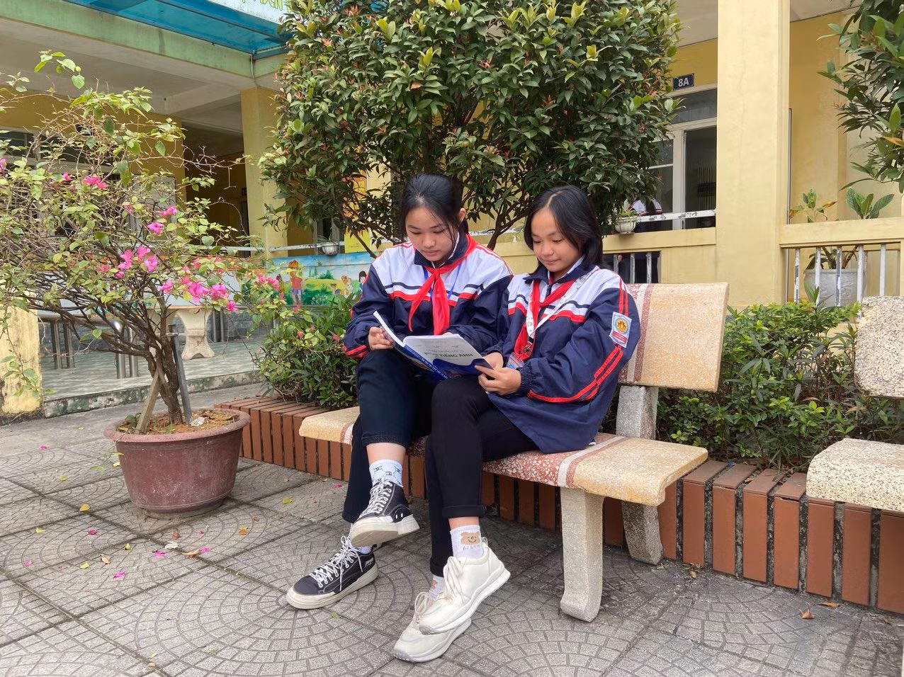 Em Nguyễn Trà My và em Trịnh Gia Minh - học sinh Trường Trung học cơ sở Hùng Vương đều đạt giải Nhất môn Tiếng Anh
