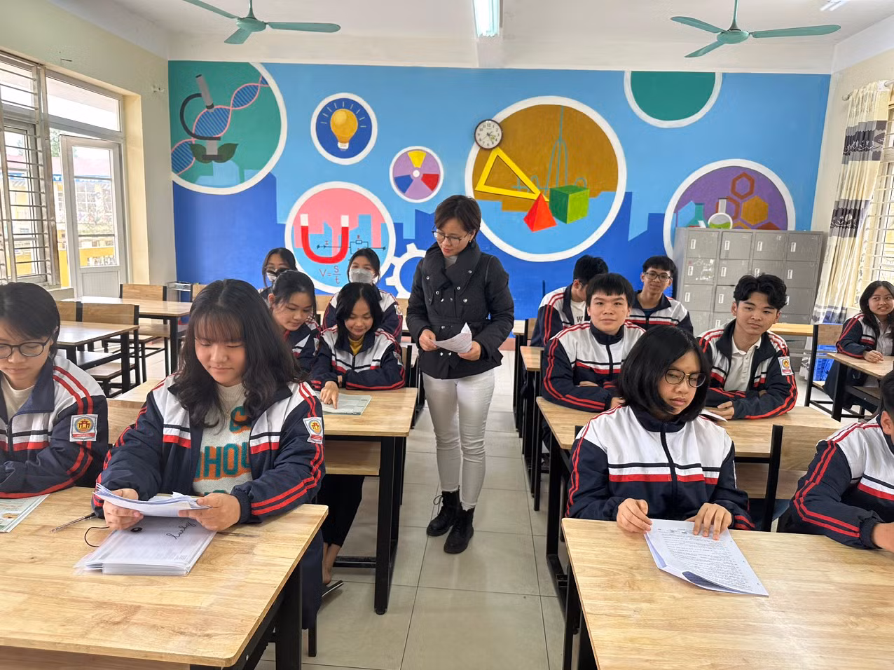 Giờ học tiếng Anh tại Trường Trung học cơ sở Hùng Vương.