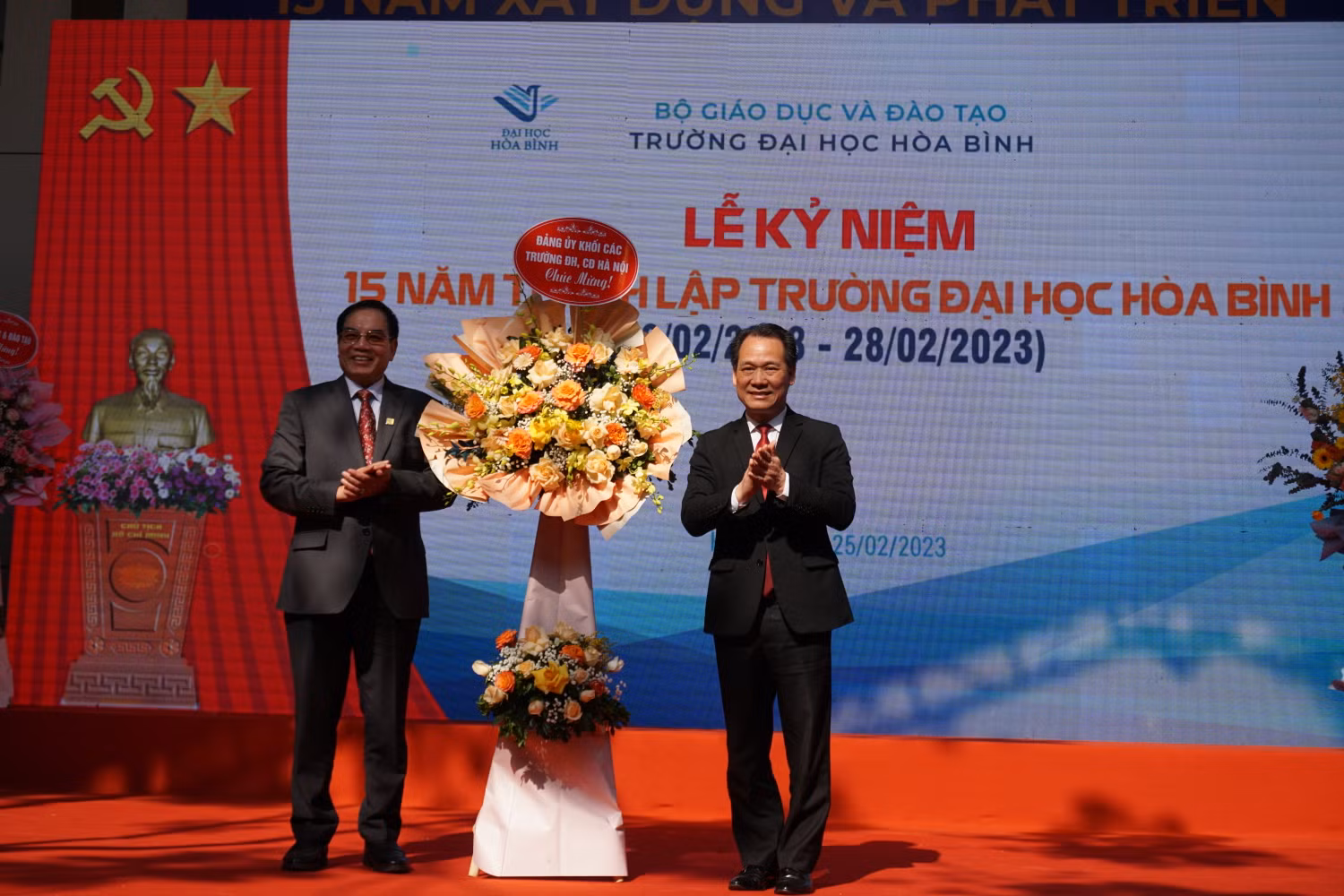 Các đại biểu đánh giá cao những thành tựu, kết quả Trường Đại học Hòa Bình đã đạt được. Ảnh: Linh Trang
