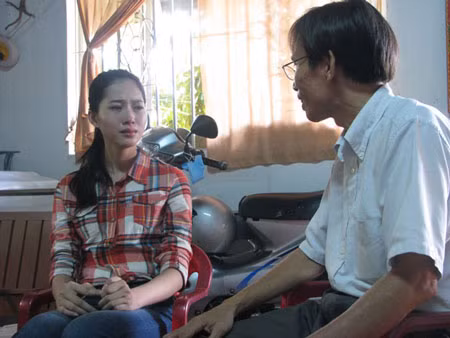 Bà Hoàng Thị Cam, mẹ của cô giáo Trần Hoàng Xuân, cho biết bà có 3 người con, Xuân là con gái út. Hai anh trai Xuân một người đã 37 tuổi và một người 35 tuổi nhưng chưa ai dám cưới vợ vì sợ cưới vợ rồi phải lo cho vợ con mà không đủ sức để lo cho em gái và cha mẹ. Gia đình bà Cam thuộc diện hộ nghèo nhưng cũng không dám ghi tên vào danh sách hộ nghèo vì sợ làm thế con trai sẽ khó lấy vợ. Bà Hoàng Thị Cam, mẹ của cô giáo Trần Hoàng Xuân, cho biết bà có 3 người con, Xuân là con gái út. Hai anh trai Xuân một người đã 37 tuổi và một người 35 tuổi nhưng chưa ai dám cưới vợ vì sợ cưới vợ rồi phải lo cho vợ con mà không đủ sức để lo cho em gái và cha mẹ. Gia đình bà Cam thuộc diện hộ nghèo nhưng cũng không dám ghi tên vào danh sách hộ nghèo vì sợ làm thế con trai sẽ khó lấy vợ.