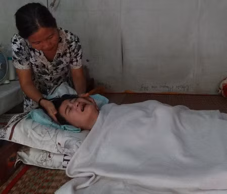 Ngày 7/10/2006, cô giáo Trần Hoàng Xuân (SN 1981) đang đứng ở lề trái của quốc lộ 61 chuẩn bị qua đường thì bị ông Đặng Văn Đạt điều khiển xe máy phóng nhanh, lấn qua lề trái tông mạnh vào. Hoàng Xuân bị thương tật rất nặng, đến 87%. Từ đó đến nay cô giáo Xuân sống đời sống thực vật. Ngày 7/10/2006, cô giáo Trần Hoàng Xuân (SN 1981) đang đứng ở lề trái của quốc lộ 61 chuẩn bị qua đường thì bị ông Đặng Văn Đạt điều khiển xe máy phóng nhanh, lấn qua lề trái tông mạnh vào. Hoàng Xuân bị thương tật rất nặng, đến 87%. Từ đó đến nay cô giáo Xuân sống đời sống thực vật.