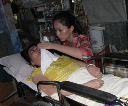 Hoa hậu Thu Thảo tới thăm cô giáo Xuân.