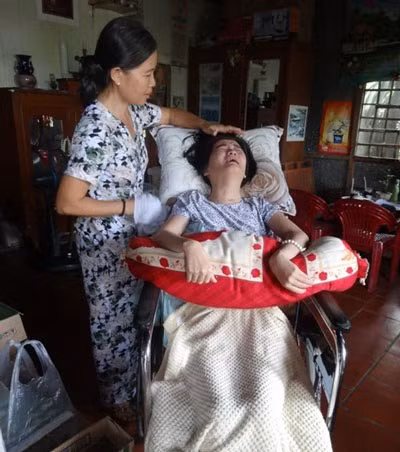 Trước đó, ông Trần Cảnh Ngợi, cha cô giáo Trần Hoàng Xuân cho biết thêm, tối 19/9 Hoa hậu Đặng Thu Thảo, con gái của ông Đặng Văn Đạt đã gọi điện thoại tới gia đình cô giáo Xuân và hứa trong một ngày gần nhất sẽ tới nhà ông Ngợi để thăm cô giáo Xuân, đồng thời sẽ nhờ các bác sĩ giỏi thăm khám, điều trị nhằm cải thiện được một phần nào đó sức khỏe cho cô giáo Xuân. Trước đó, ông Trần Cảnh Ngợi, cha cô giáo Trần Hoàng Xuân cho biết thêm, tối 19/9 Hoa hậu Đặng Thu Thảo, con gái của ông Đặng Văn Đạt đã gọi điện thoại tới gia đình cô giáo Xuân và hứa trong một ngày gần nhất sẽ tới nhà ông Ngợi để thăm cô giáo Xuân, đồng thời sẽ nhờ các bác sĩ giỏi thăm khám, điều trị nhằm cải thiện được một phần nào đó sức khỏe cho cô giáo Xuân.