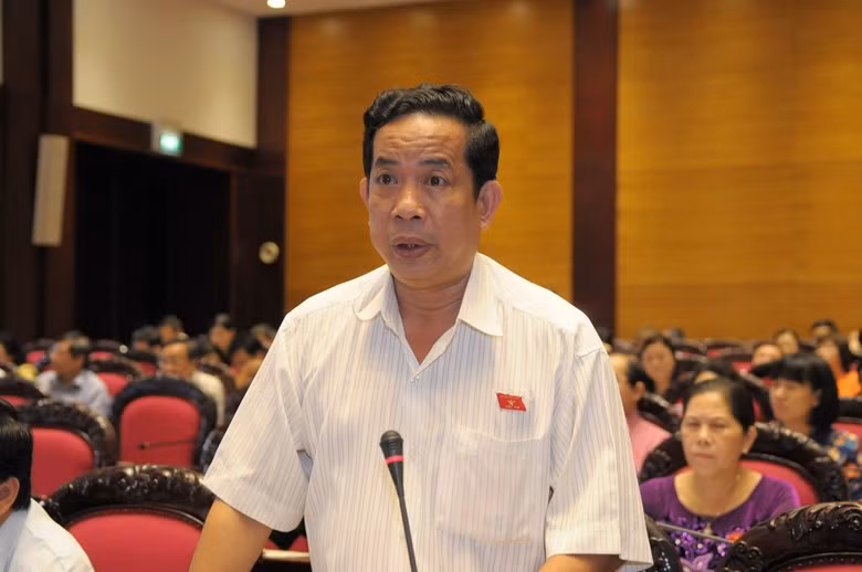 Đại biểu Quốc hội Đặng Thuần Phong: "Chắc chắn bên trong phải có mối quan hệ như thế nào mới được tạo cơ hội chuyển đổi mục đích sử dụng dễ dàng như thế" (ảnh quochoi.vn).