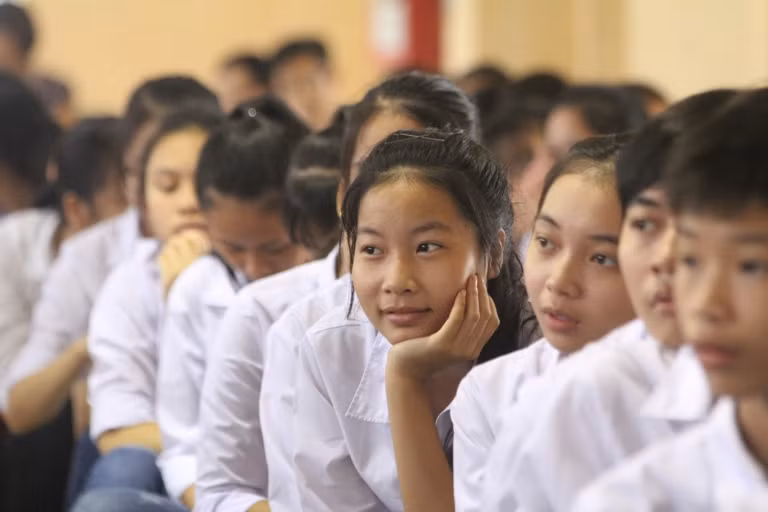 Học sinh chăm chú lắng nghe phần giảng giải của Giáo sư, tiến sĩ, Nhà giáo nhân dân Nguyễn Lân Dũng (Trinh Phúc). Học sinh chăm chú lắng nghe phần giảng giải của Giáo sư, tiến sĩ, Nhà giáo nhân dân Nguyễn Lân Dũng (Trinh Phúc).