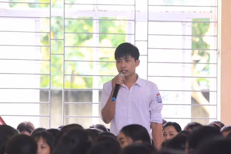 Em Đại Văn Quân thắc mắc về chương trình giáo dục có đáp ứng được với đòi hỏi của cách mạng công nghệ 4.0 (ảnh Trinh Phúc). Em Đại Văn Quân thắc mắc về chương trình giáo dục có đáp ứng được với đòi hỏi của cách mạng công nghệ 4.0 (ảnh Trinh Phúc).