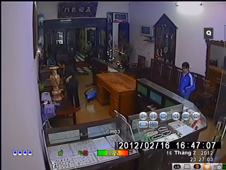 Vụ việc xảy ra tại cơ sở Doanh nghiệp Vàng bạc Vững Bắc, huyện Thường Tín, Hà Nội, khiến một người tử vong. Nạn nhân được xác định là chị Nguyễn Thị Bắc (SN 1957, chủ cửa hàng Vàng bạc Vững Bắc) bị kẻ gian đâm tử vong tại chỗ. Sau khi gây án, hung thủ đã vơ vét một số vàng được bày tại cửa hàng rồi bỏ trốn song số lượng vàng bị cướp vẫn chưa được xác định. Ai nhận diện được hung thủ, đề nghị thông báo cho Phòng Cảnh sát hình sự CATP Hà Nội theo các số điện thoại: 0912456116. Vụ việc xảy ra tại cơ sở Doanh nghiệp Vàng bạc Vững Bắc, huyện Thường Tín, Hà Nội, khiến một người tử vong. Nạn nhân được xác định là chị Nguyễn Thị Bắc (SN 1957, chủ cửa hàng Vàng bạc Vững Bắc) bị kẻ gian đâm tử vong tại chỗ. Sau khi gây án, hung thủ đã vơ vét một số vàng được bày tại cửa hàng rồi bỏ trốn song số lượng vàng bị cướp vẫn chưa được xác định. Ai nhận diện được hung thủ, đề nghị thông báo cho Phòng Cảnh sát hình sự CATP Hà Nội theo các số điện thoại: 0912456116.
